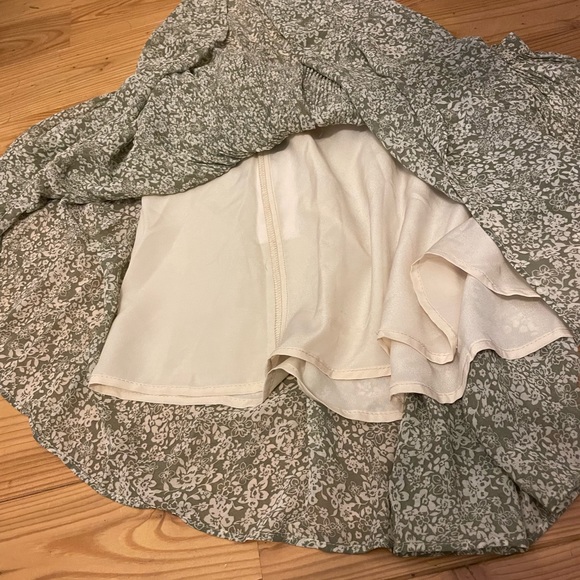Dynamite green and white floral skirt ! Never worn ! Size small ! - Picture 2 of 5